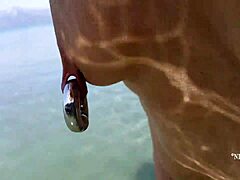 Vídeo caseiro amador de uma mãe quente e sexy com piercings extremos e anéis de troca de coisinha na praia