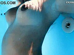 रूसी MILF Lisi बिल्ली उसके बड़े स्तन के साथ स्नान में ले जाता है