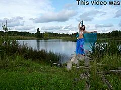 Donna in bikini che balla sul lago