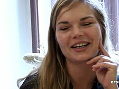 डेनमार्क की शौकिया लड़की कांच के डिल्डो के साथ गुदा खेलने का आनंद लेती है