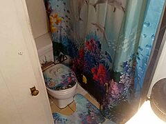 Pasangan amatur ditangkap pada kamera tersembunyi di bilik mandi