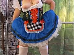 Eine in Halloween-Kostümen gekleidete Hotwife wird in einem hausgemachten Video unartig
