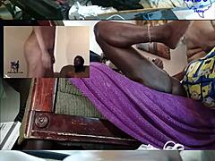 En afroamerikansk MILF får sin rumpa knullad i en hemmagjord video