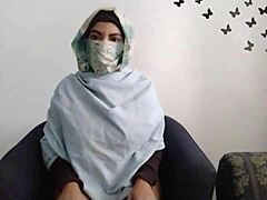 En riktig arabisk tonåring i hijab njuter av sig själv och sprutar medan hennes man är borta