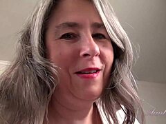 Stepmom Grace, deine Stieftante mit großen natürlichen Brüsten, gibt dir in diesem reifen Amateurvideo eine Handjobs