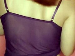 रेडहेड शीयर अपने बड़े स्तनों और गंदे बोल को दिखाता है