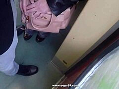 Erregte verheiratete Bulge-Watcher wird auf dem Zug unartig