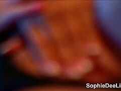 Sophie Dee, gruba MILF, liże swoją mokrą cipkę