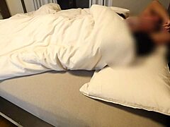 Video fatto in casa di una donna giapponese matura senza peli che gioca anale con un uomo