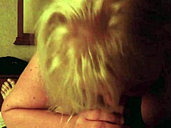 Jenna James, uma loira curvilínea, faz garganta profunda com um grande pau branco em 1080p