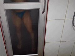 O mamă senzuală își arată picioarele umede în timp ce face dublă penetrare în saună
