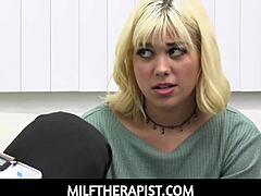 MILF-terapeutin ja hänen potilaansa kolmion porno