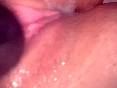 Un cuplu amator se bucură de un orgasm intens cu un vibrator și stimularea clitorisului