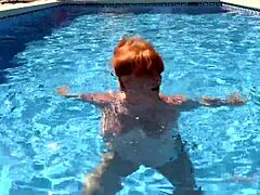 Мелени, грудаста зрела црвенокоса, ужива у пливању са тетушом у бикинију