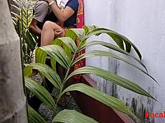 Une femme indienne en saree a des relations sexuelles en plein air dans le jardin de la maison