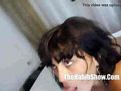 पाकिस्तानी लड़की ब्राजीलियाई MILF द्वारा उसकी बालों वाली योनि को चाटती है