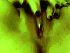 Сольная молодая женщина-любитель проникает своими пальцами в свою тугую влажную киску, достигая мощного оргазма в экстремальном крупном плане