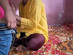 Ein junges Desi-Mädchen bekommt in POV ihren Hintern gefickt und in den Schwanz getreten
