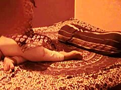 Bhabi z veliko ritjo daje senzualno masažo svojemu partnerju