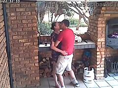 Una telecamera nascosta cattura la moglie che tradisce e l'innocente diciottenne del vicino