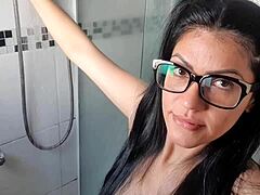 Seksi bir Latina'nın POV videosunda amını rahatlatıyor ve zevk alıyor