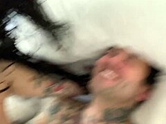 POV seks z tetoviranim parom Joanna Angel in njenimi majhnimi rokami v HD