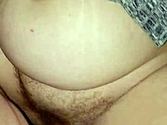 एक हॉर्नी MILF का HD वीडियो जो सोफे पर क्रीमपाई प्राप्त कर रही है।