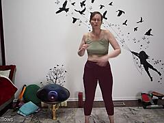 सेक्सी मेच्योर MILF माँ की गांड और कपड़ों में कैमलटो जर्किंग सिखाने का HD कैम वीडियो।