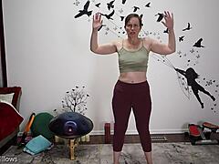 सेक्सी मेच्योर MILF माँ की गांड और कपड़ों में कैमलटो जर्किंग सिखाने का HD कैम वीडियो।