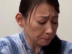Horká asijská nevlastní matka a syn si sdílejí tabu sexuální zážitek