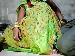 Mira a una mujer india madura dar una gran mamada en hindi